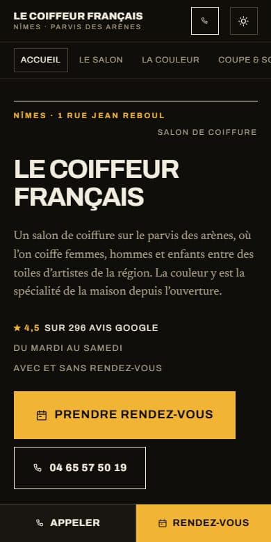 Le site de Le Coiffeur Français, salon de coiffure à Nîmes, affiché sur un écran de téléphone