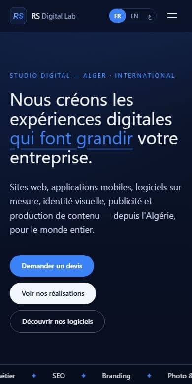 Le site de RS Digital v1, portfolio à Paris, affiché sur un écran de téléphone